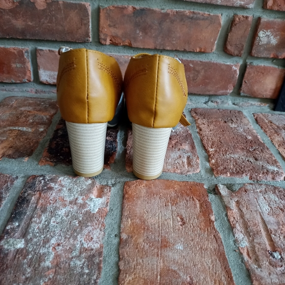 Two toned t-strap shoes - Picture 5 of 7